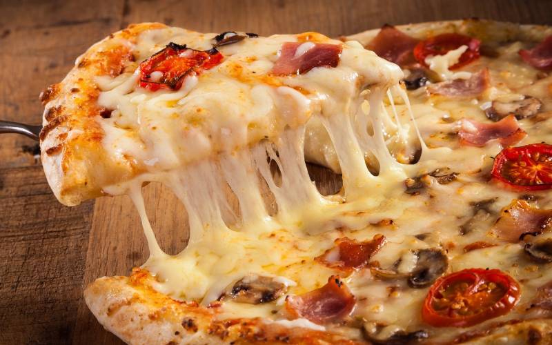 От моцареллы до гауды: какой сыр используют для пиццы
